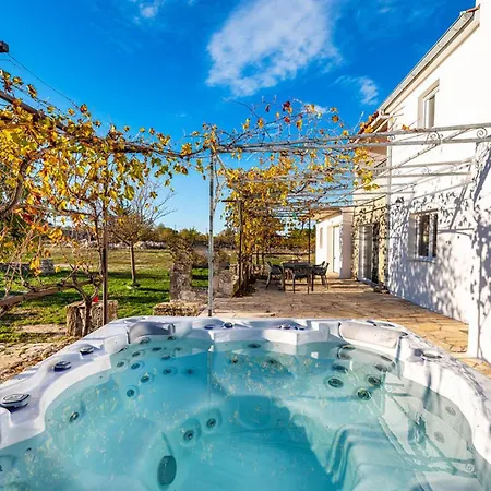 Mandorla With Private Pool *
