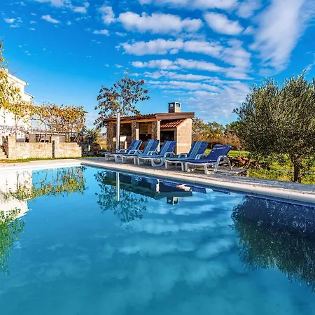 Holiday home Mandorla With Private Pool Zadar