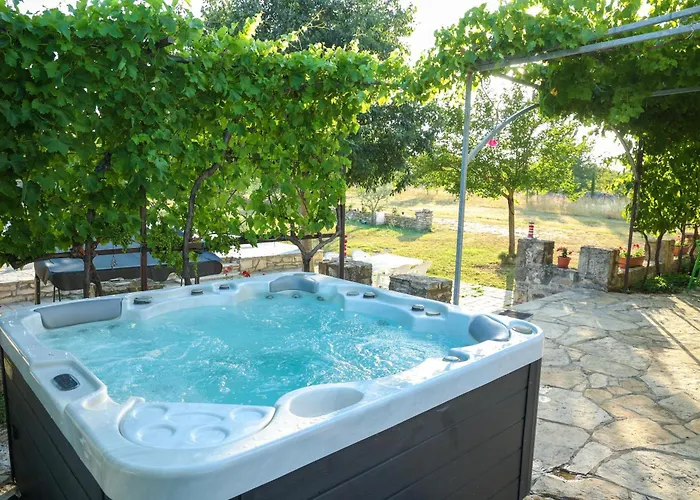 Mandorla With Private Pool *